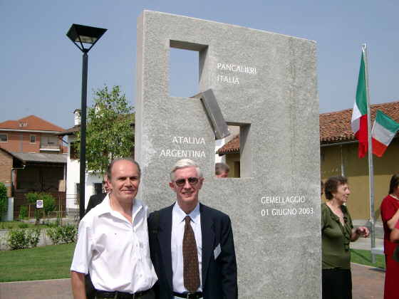 Giuseppe Ropolo y Eduardo Jos Ropolo en el Monumento del Hermanamiento Ataliva - Pancalieri (01/Jun/2003)