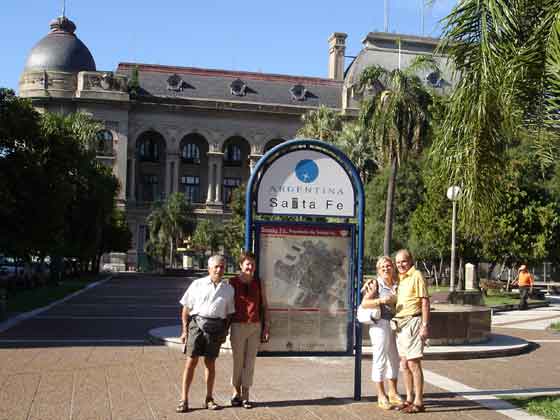 Angelo Ropolo, Giuseppe Ropolo, Maria Parizia y Mihaela Ocnasu en la Plaza 25 de Mayo del Casco Historico de Santa Fe (29/Ene/2007)