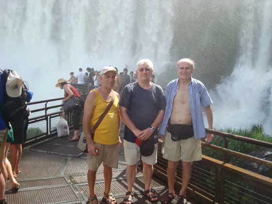 Angelo Ropolo, Giuseppe Ropolo y Eduardo Jos� Ropolo en el Salto Bossetti de las Cataratas del Iguazu en la provincia de Misiones en Argentina
