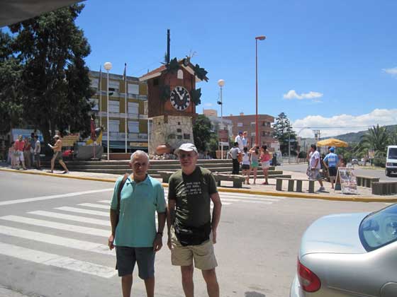 Angelo Ropolo y Giuseppe Ropolo en el reloj con Cu-Cu en Villa Carlos Paz de la provincia de C�rdoba (3/Feb/2010)