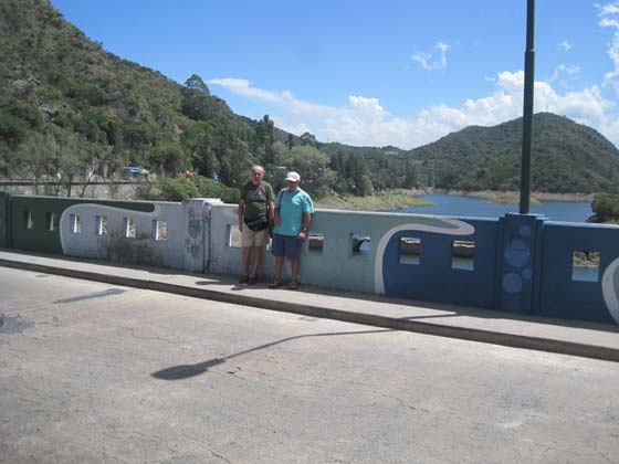Angelo Ropolo y Giuseppe Ropolo en el reloj con Cu-Cu en Villa Carlos Paz de la provincia de C�rdoba (3/Feb/2010)