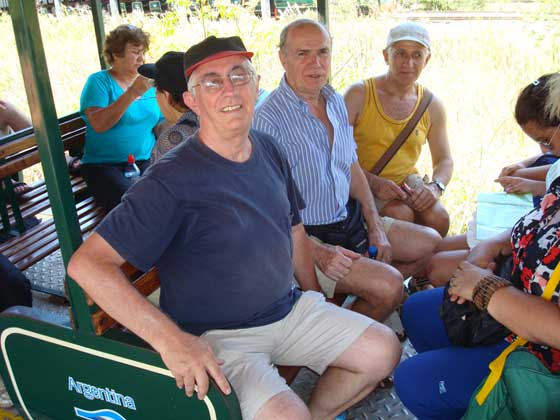 Angelo Ropolo, Giuseppe Ropolo y Eduardo Jose Ropolo en el trencito de las carataratas del Iguaz� en la provincia de Misiones en Argentina