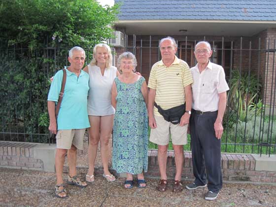 Angelo Ropolo y Giuseppe Ropolo con familiares de san Vicente de la provincia de Santa Fe (10/Feb/2010)