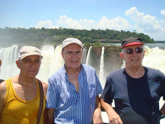 Angelo Ropolo, Giuseppe Ropolo y Eduardo Jos� Ropolo en la Garganta del Diablo de las Cataratas del Iguazu en la provincia de Misiones en Argentina