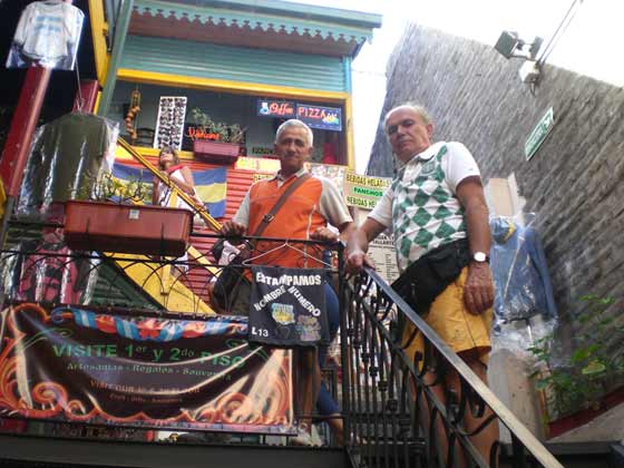 Angelo Ropolo y Giuseppe Ropolo en un conventillo de caminito en la Capital Federal (14/Feb/2010)