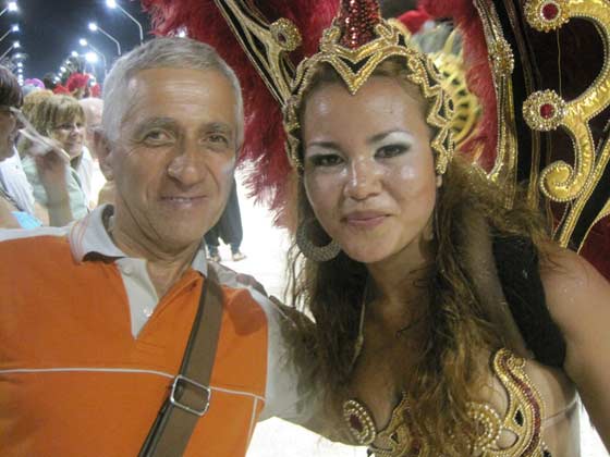 Angelo Ropolo con una bailarina de una comparsa del corso de Guayleguaych� (13/Feb/2010)