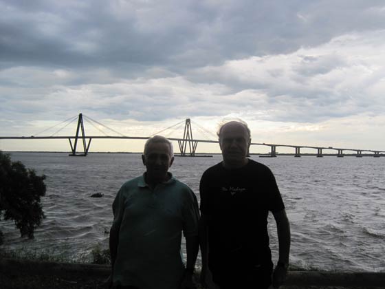 Angelo Ropolo y Giuseppe Ropolo en la costanera de Corrientes de la mesopotamia Argentina (8/Feb/2010)