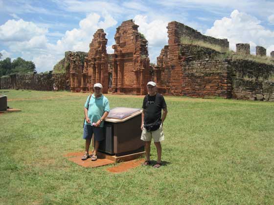 Angelo Ropolo y Giuseppe Ropolo en las ruinas jesuiticas de San Ignacio en la provincia de Misiones en Argentina