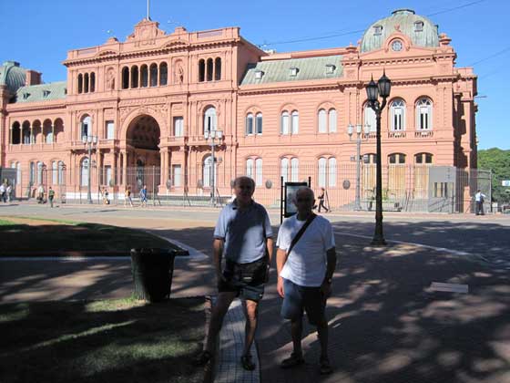 Angelo Ropolo y Giuseppe Ropolo en frente de la casa rosada (28/Ene/2010)