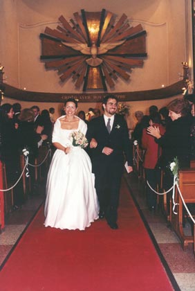 Alejandro y Pamela en la iglesia(25/May/2002)