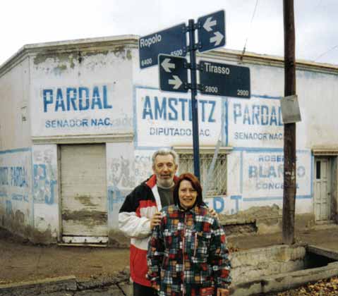 Jos Luis y Cristina Monica Bonessa en la calle Ropolo, Villa Nueva, Medoza (Jul/2005)