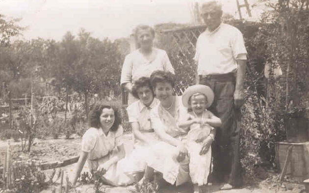 José Mateo Ropolo y Maria Luisa Schnidrig en el patio de la casa, con familiares (Año 1948)