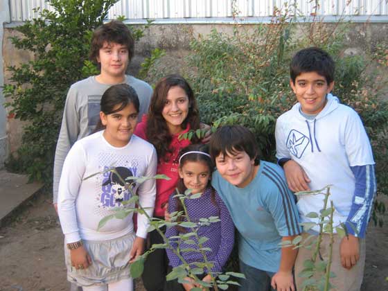 Los nietos de Nestor Domingo Ropolo y Oneglia Catalina Iura con una amiga de la familia (May/2010)