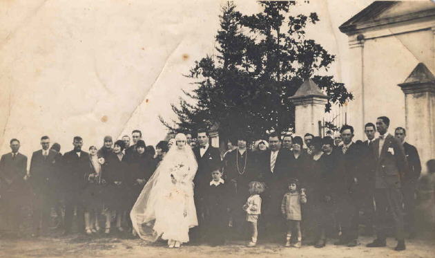 Ricardo Ropolo y Juana Santina Reinhardt en su casamiento y frente a la Iglesia Santa Felicita
