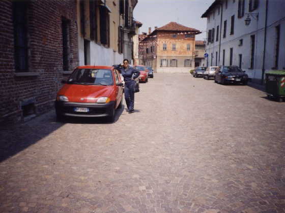 Chiara Ropolo con su coche en Pancalieri (Ao 2002)