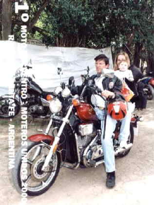 Daniel Botto en su Honda Shadow v twin 700 c.c. modelo 1986, unica en Sunchales con Maria Soledad Morales y Romina Ayelen Botto. En un encuentro de motos en Rafaela(Oct/2000)