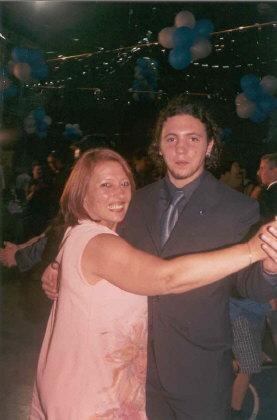 Federico Osvaldo Ropolo en su Graduacin del secundario, bailando con su mama, Cristina Mnica (Dic/1999)