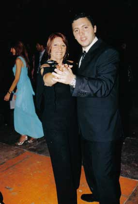 Federico Osvaldo Ropolo en su Graduacin de Contador Pblico Nacional, bailando con su madre Cristina Monica Bonessa (30/Oct/2004)