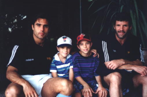 Gaston Fernando Ropolo y su hermano Agustn con jugadores de los Pumas (Ao 1995)