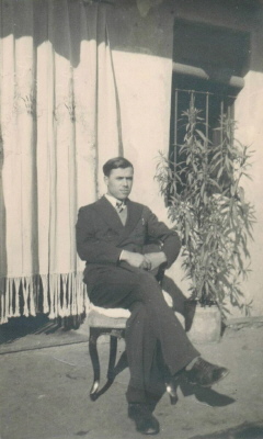 Giovanni Ropolo en frente del saln de estar, dnde se recibian las visitas en los das de fiesta (foto ao 1936)