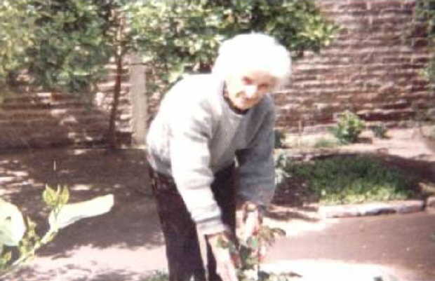 Ilda Palmira Ropolo en su Hobby, las plantas en la patio de su casa (Ao 2001)