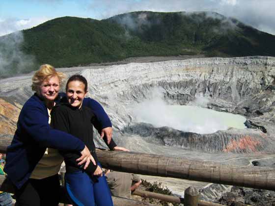 Jaqueline Alida Picca con su mam en el volcan Pos de Costa Rica (2008)