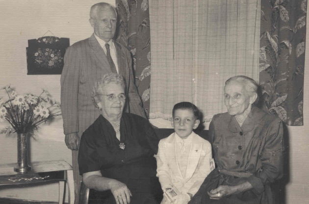 Jos Luis Ropolo en su Primera Comunin, con sus abuelos (02/Dic/1960)