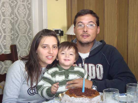 Lorena Paola Ropolo en su 26 cumpleaos con su pareja e hijo (05/Jun/2009)