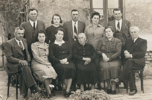 Luisa Scandalo con sus hijos en el da que se hizo la sucecin de los bienes, en la casa de Felicia (Ao 1938)