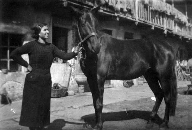 Maria Ropolo cuidando caballos (ao 1940)