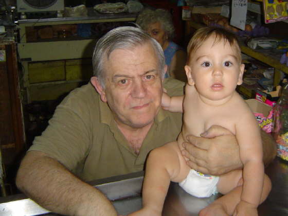 Reinaldo Gerardo Ropolo con su primer nieto (Ene/2.005)